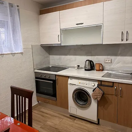 Lovely One Bedroom Flat In 1 *